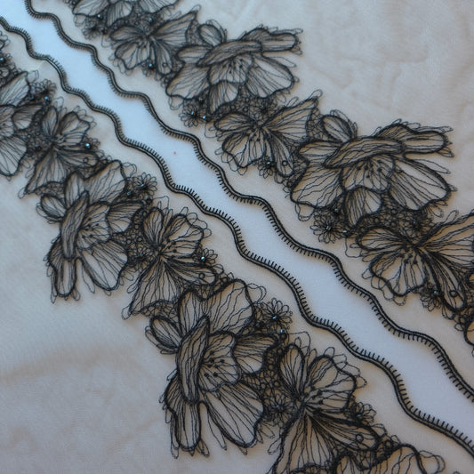2025-90 beige tule kant met geborduurde bloemen in zwarte lineart voorzien van glaskraaltjes