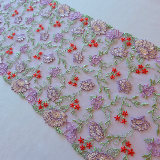 2025-91 lila tule kant met all over geborduurde bloemen in paars en oranjerood
