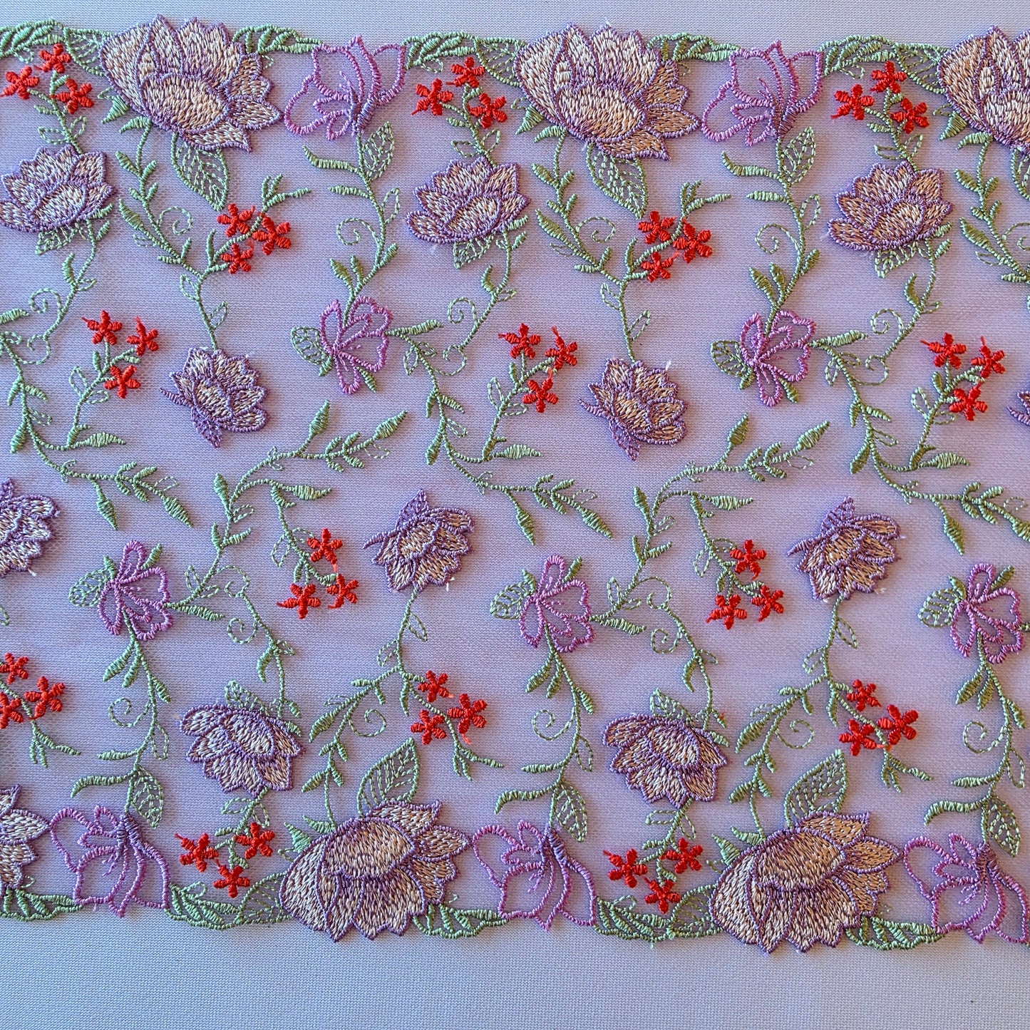 2025-91 lila tule kant met all over geborduurde bloemen in paars en oranjerood