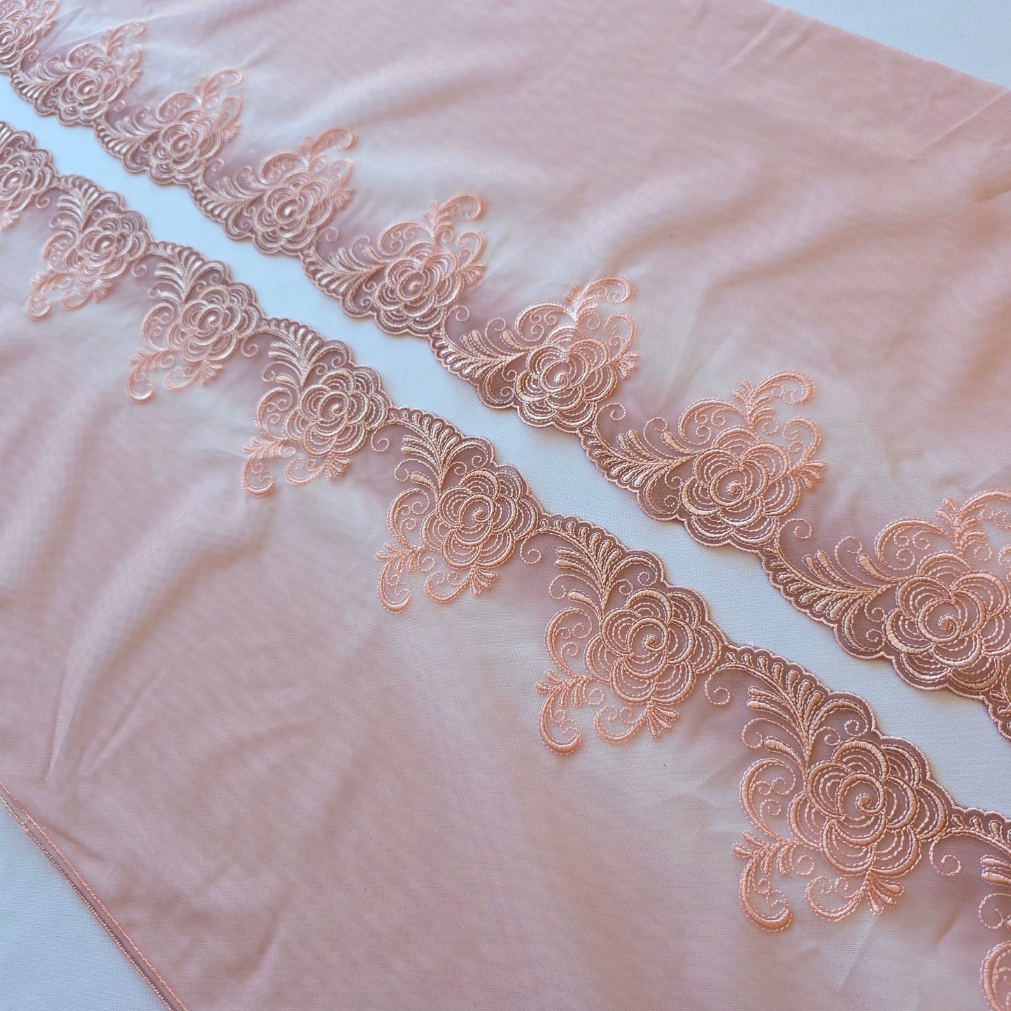 2025-93 ombre mauve kleurig tulekant met goudkleurige spikkelprint en geborduurde rozen