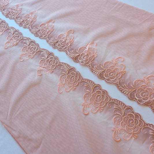 2025-93 ombre mauve kleurig tulekant met goudkleurige spikkelprint en geborduurde rozen