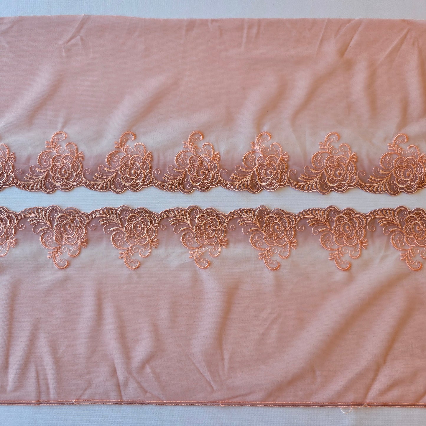 2025-93 ombre mauve kleurig tulekant met goudkleurige spikkelprint en geborduurde rozen