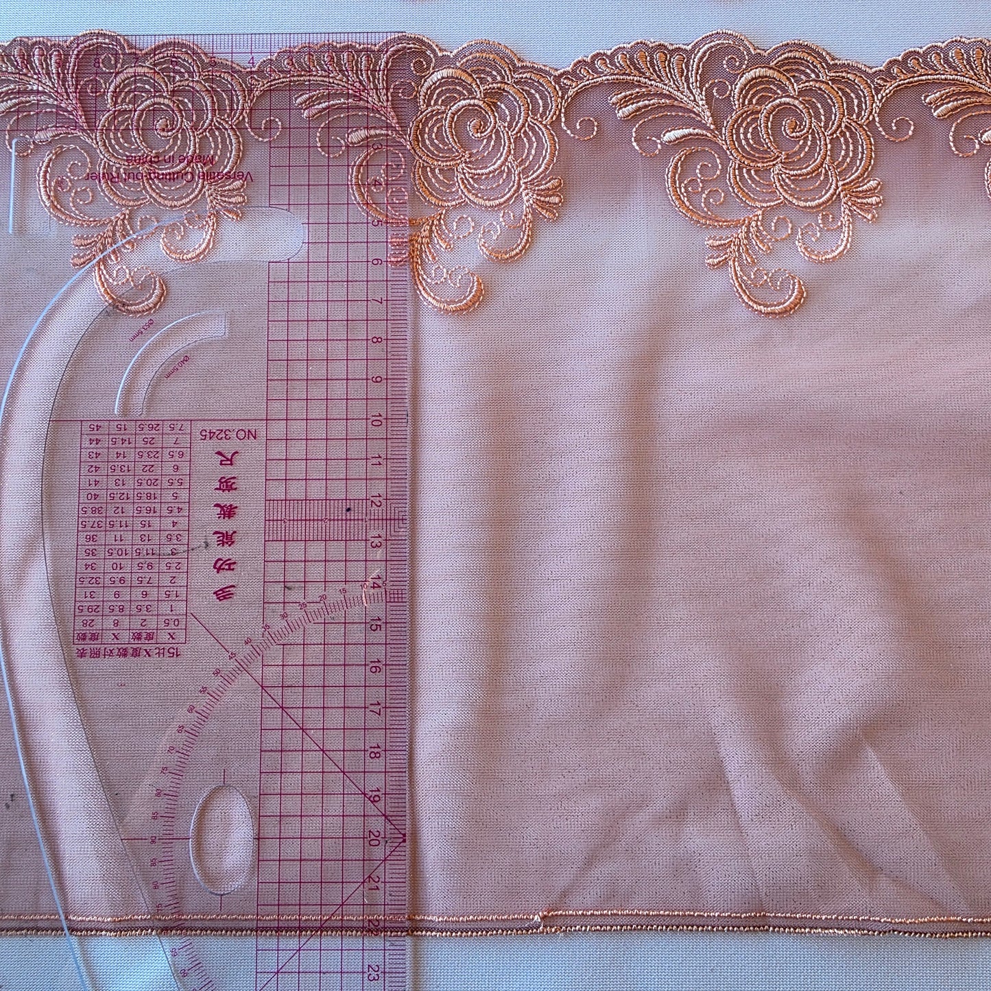 2025-93 ombre mauve kleurig tulekant met goudkleurige spikkelprint en geborduurde rozen