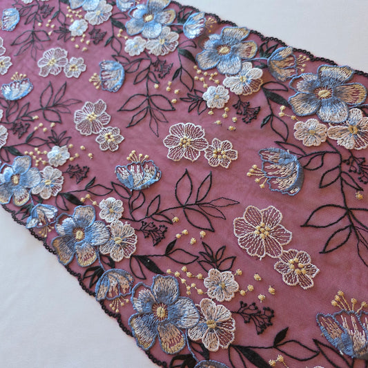 2025-95 wijnrood tule kant met all over geborduurde bloemen voorzien van goudkleurig lurex draadje