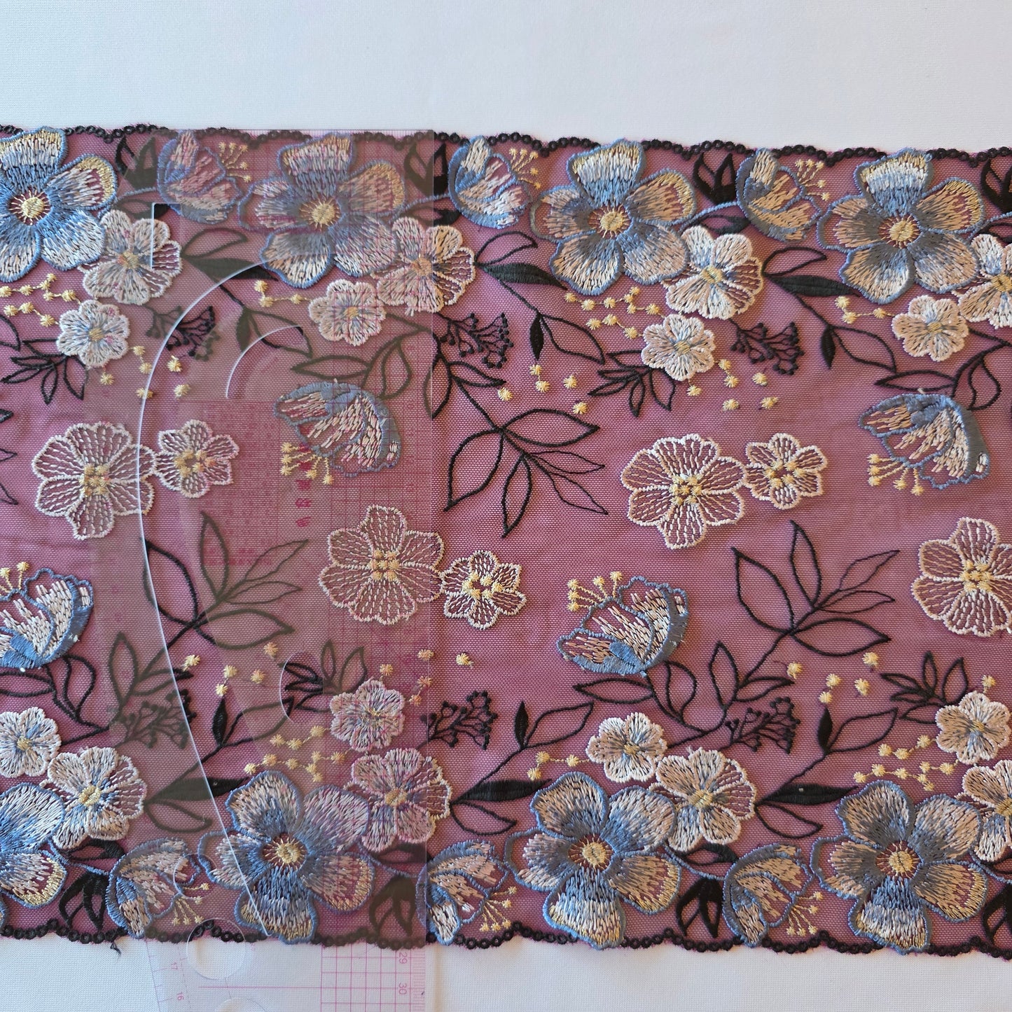 2025-95 wijnrood tule kant met all over geborduurde bloemen voorzien van goudkleurig lurex draadje