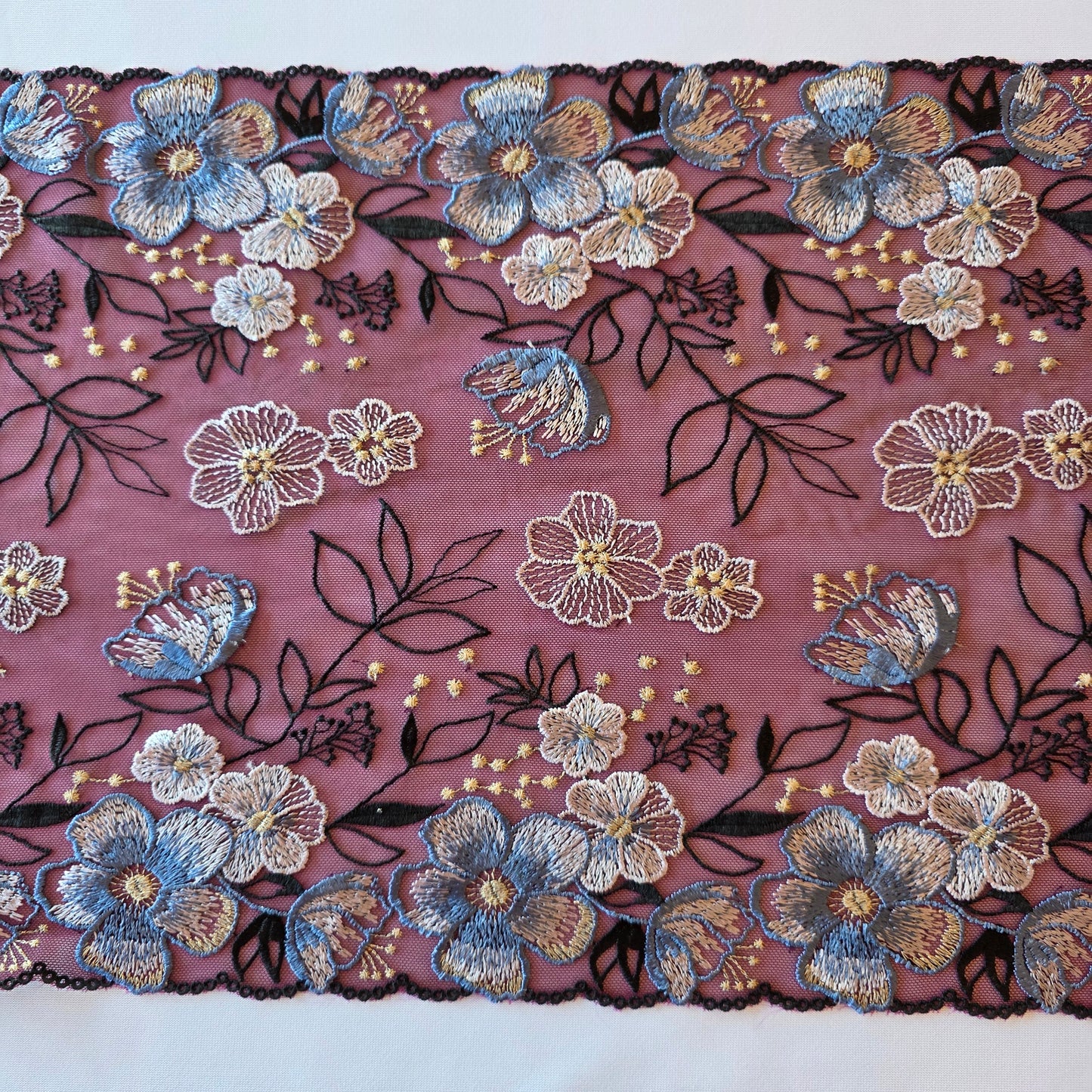 2025-95 wijnrood tule kant met all over geborduurde bloemen voorzien van goudkleurig lurex draadje
