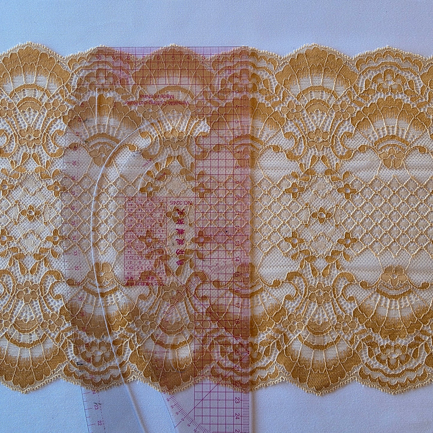2025-99 Beige met kaneel kleurig, gebreid stretch kant met barok motief