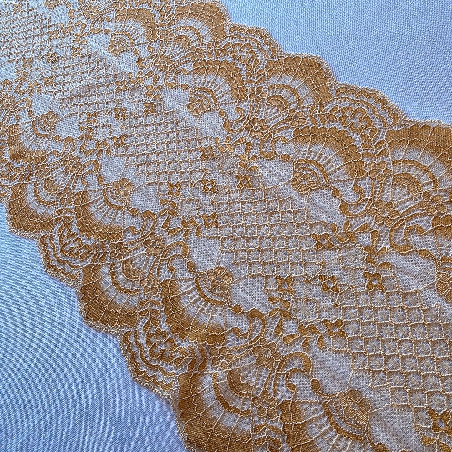 2025-99 Beige met kaneel kleurig, gebreid stretch kant met barok motief