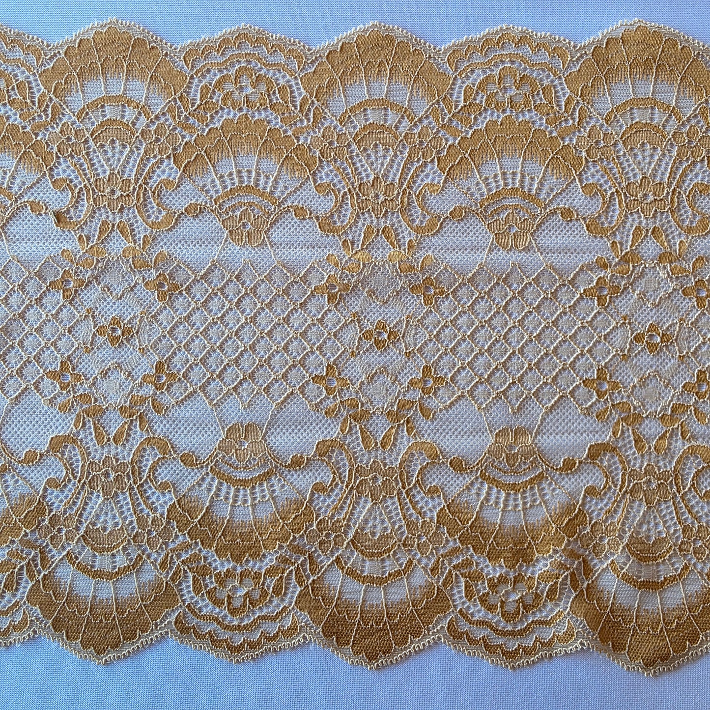 2025-99 Beige met kaneel kleurig, gebreid stretch kant met barok motief