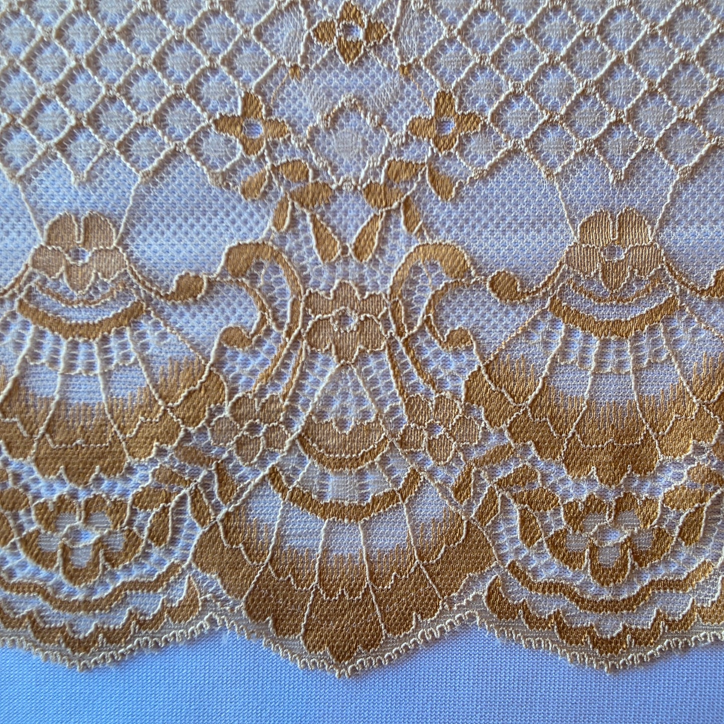 2025-99 Beige met kaneel kleurig, gebreid stretch kant met barok motief