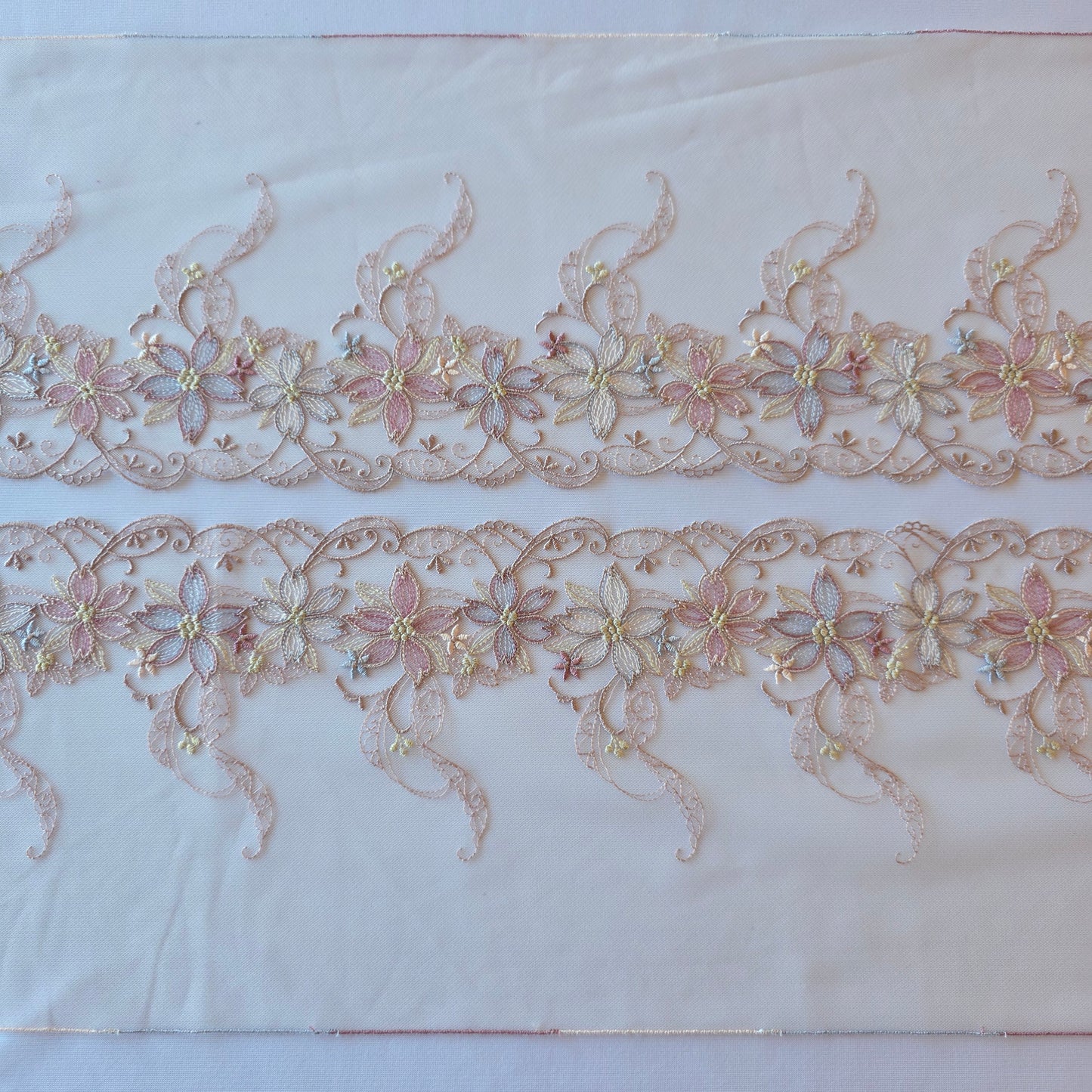 2025-96 wit tule kant met geborduurde bloemen in taupe en paarstinten voorzien van goudkleurig lurexdraad