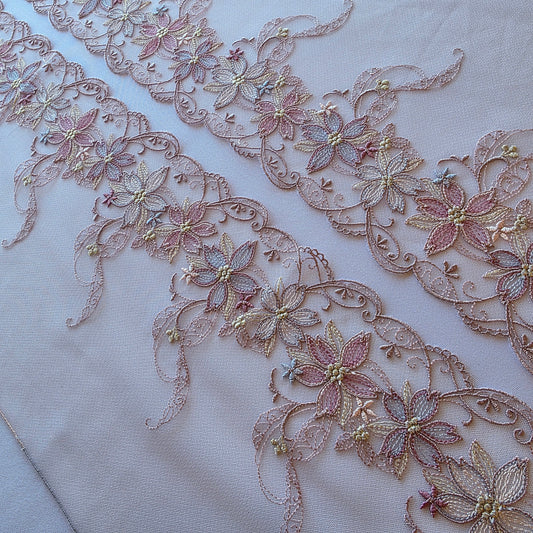 2025-96 wit tule kant met geborduurde bloemen in taupe en paarstinten voorzien van goudkleurig lurexdraad