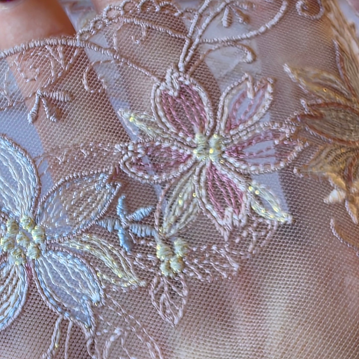 2025-96 wit tule kant met geborduurde bloemen in taupe en paarstinten voorzien van goudkleurig lurexdraad