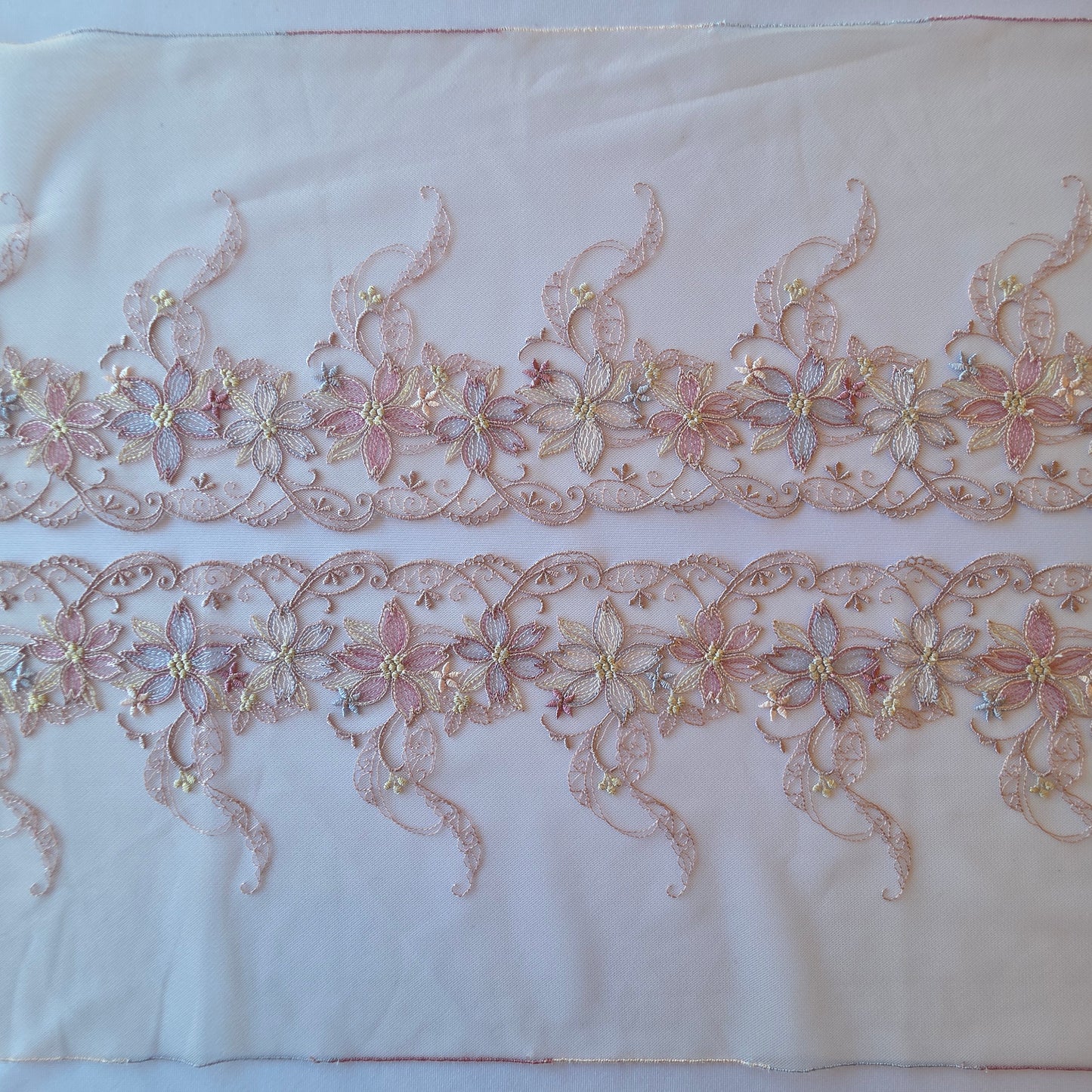 2025-96 wit tule kant met geborduurde bloemen in taupe en paarstinten voorzien van goudkleurig lurexdraad