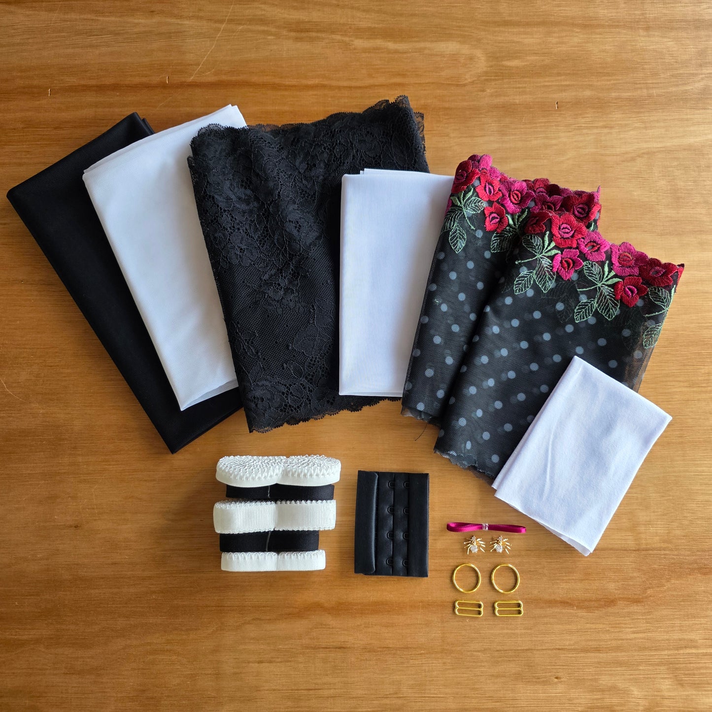 extra goed gevulde lingerie kit "Morticia"