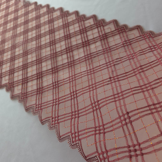 2025-108 beige tule kant met geborduurde ruit in bordeaux rood voorzien van goudkleurige lurexdraad