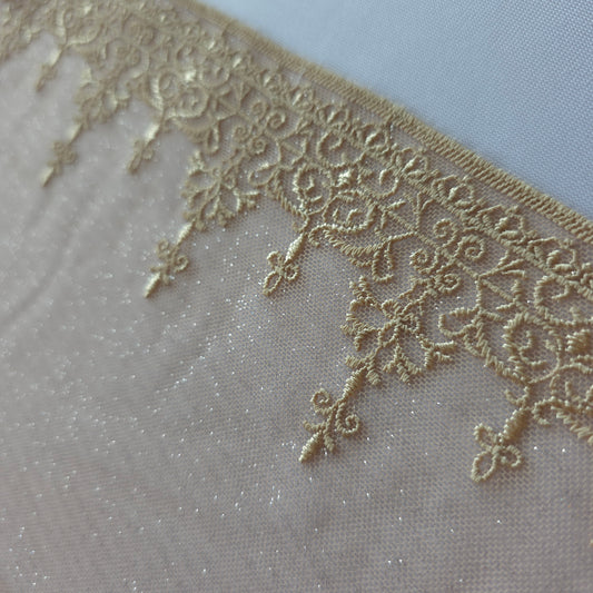2025-107 Beige tule kant voorzien van zilverkleurige glittertjes en geborduurd randje