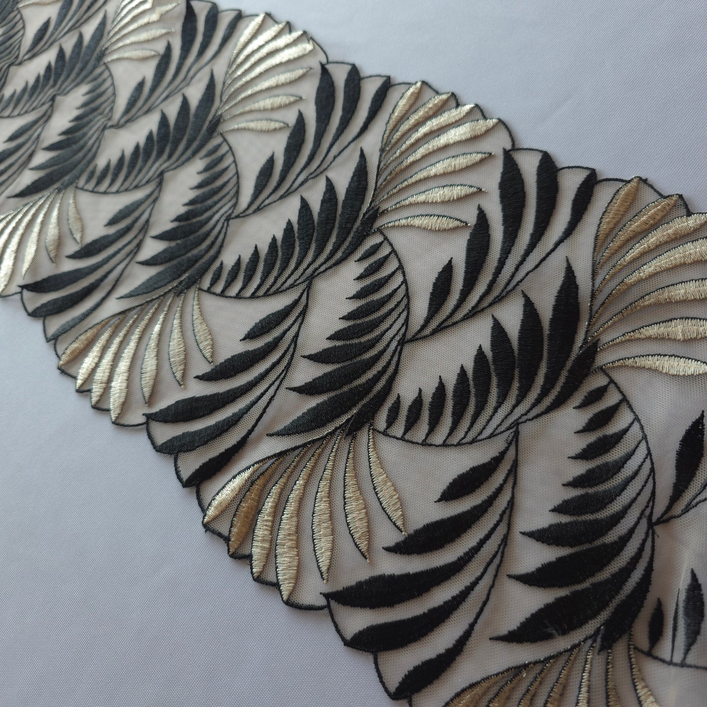 2025-106 luxueus beige tule kant met vintage Art Deco design in zwart en beige