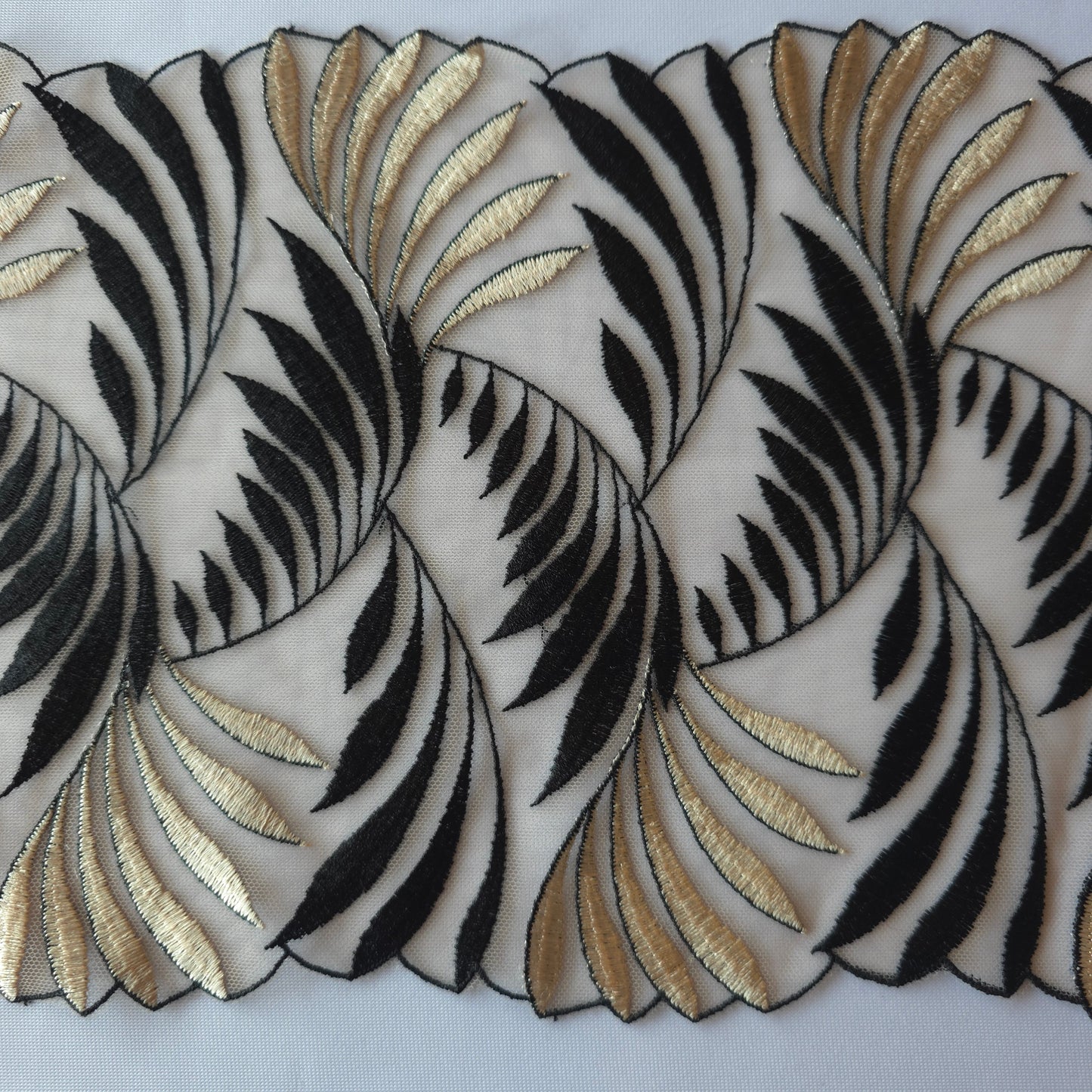 2025-106 luxueus beige tule kant met vintage Art Deco design in zwart en beige