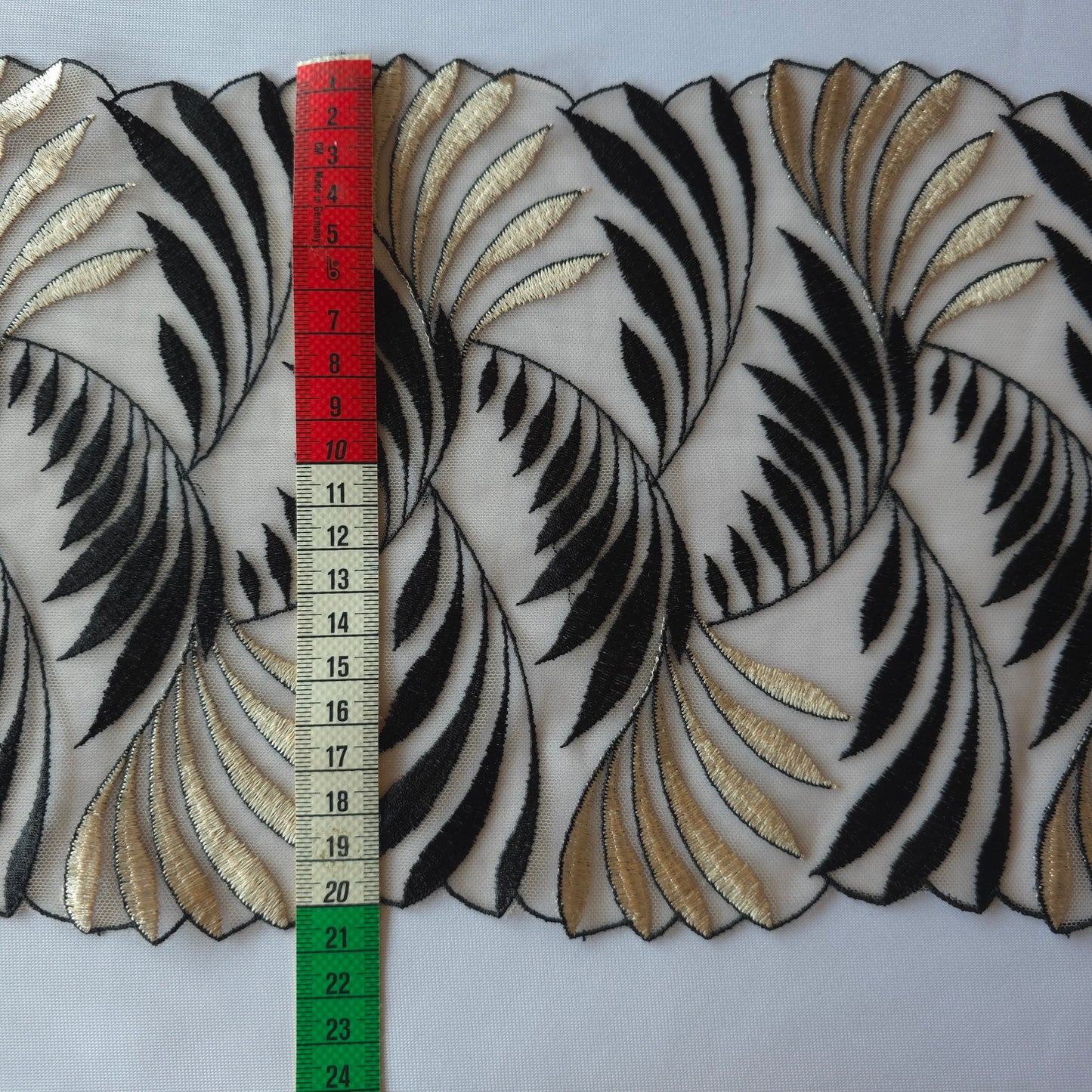 2025-106 luxueus beige tule kant met vintage Art Deco design in zwart en beige