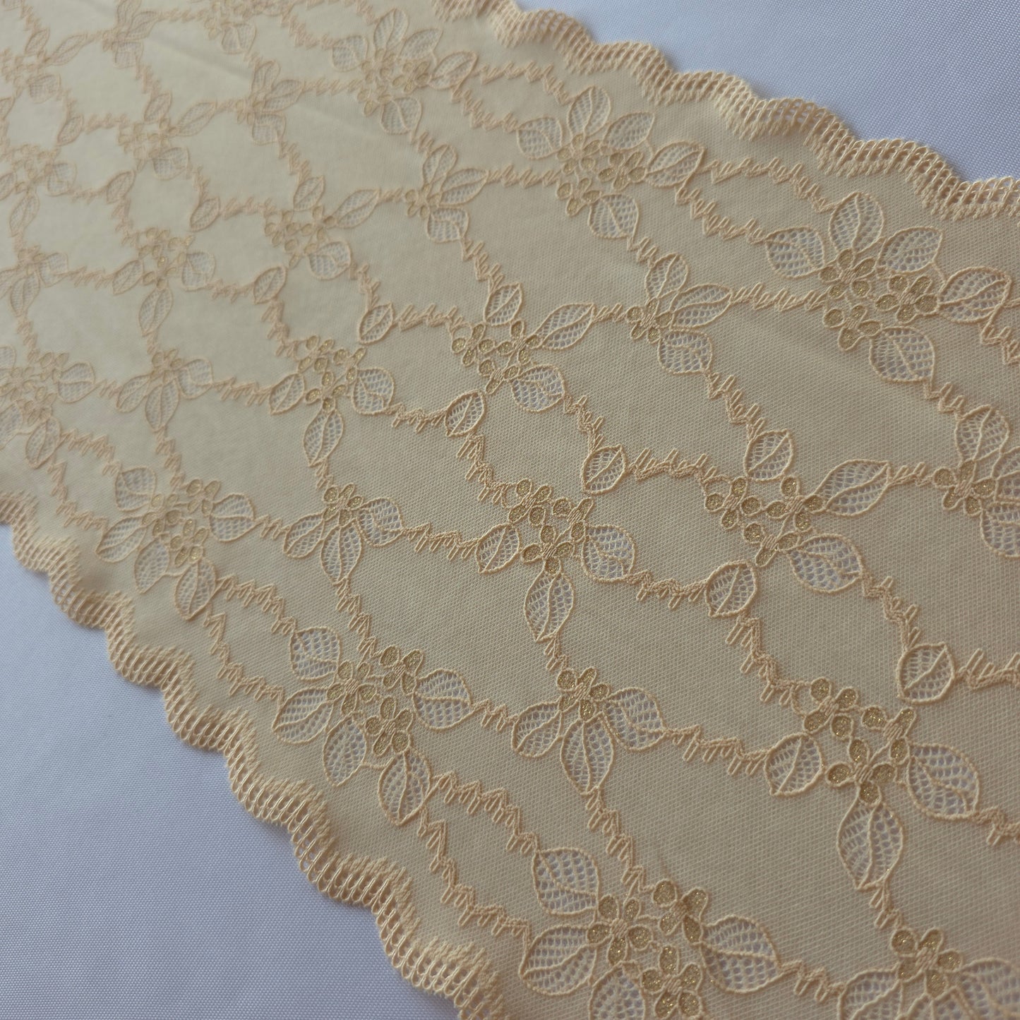 2025-103 super zacht beige stretchkant met kleine bloemetjes in broderie stijl voorzien van goudkleurig lurexdraad