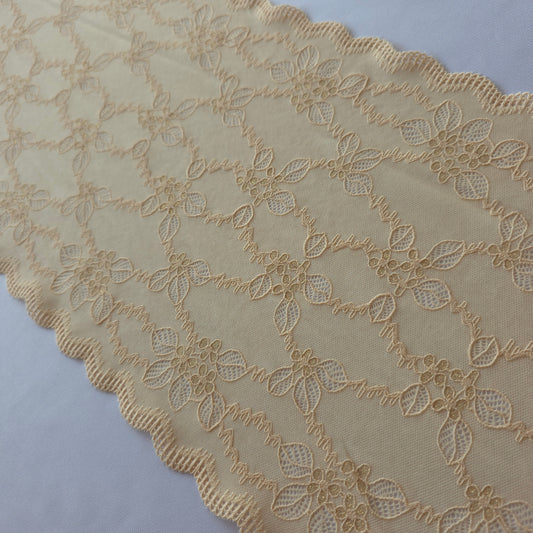 2025-103 super zacht beige stretchkant met kleine bloemetjes in broderie stijl voorzien van goudkleurig lurexdraad