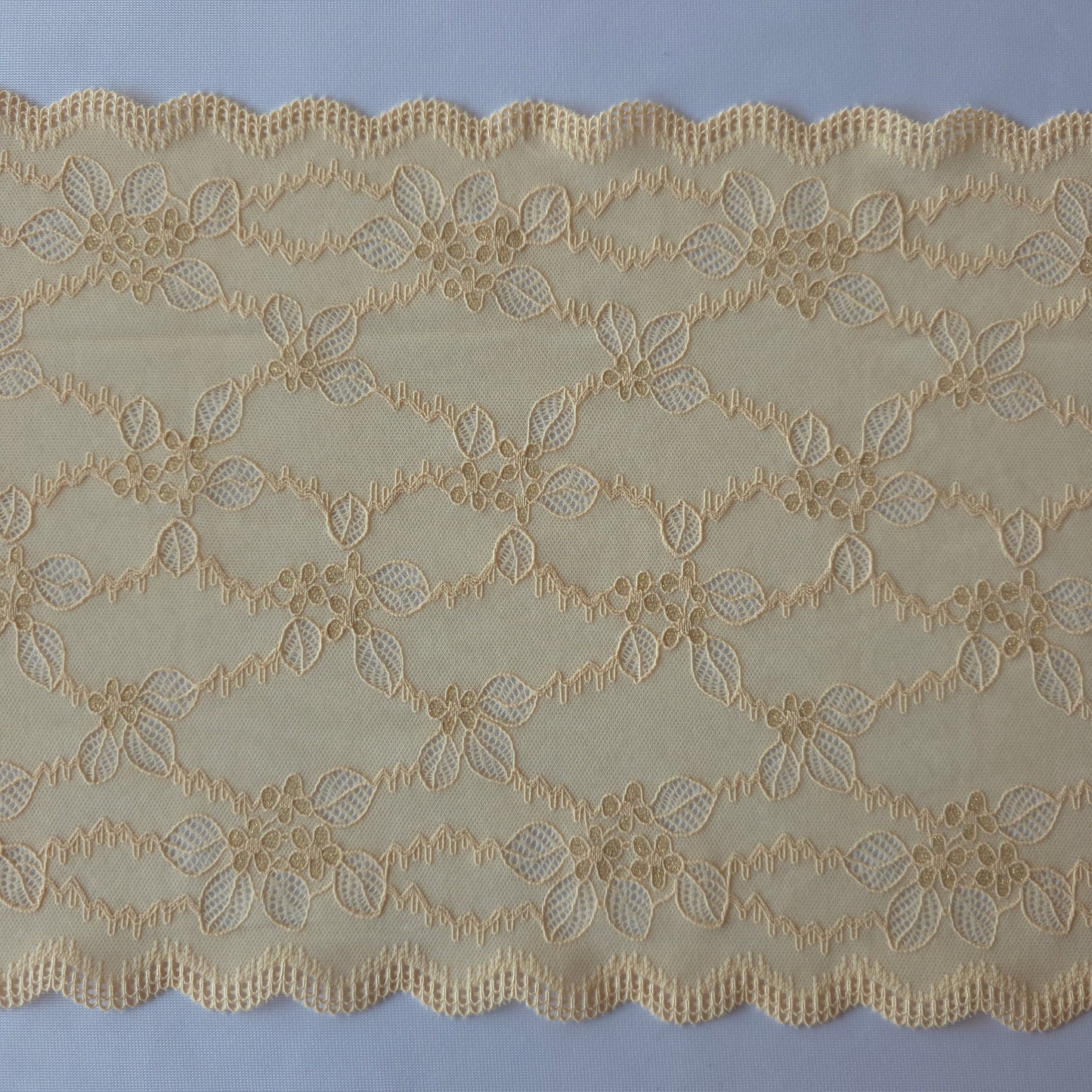 2025-103 super zacht beige stretchkant met kleine bloemetjes in broderie stijl voorzien van goudkleurig lurexdraad