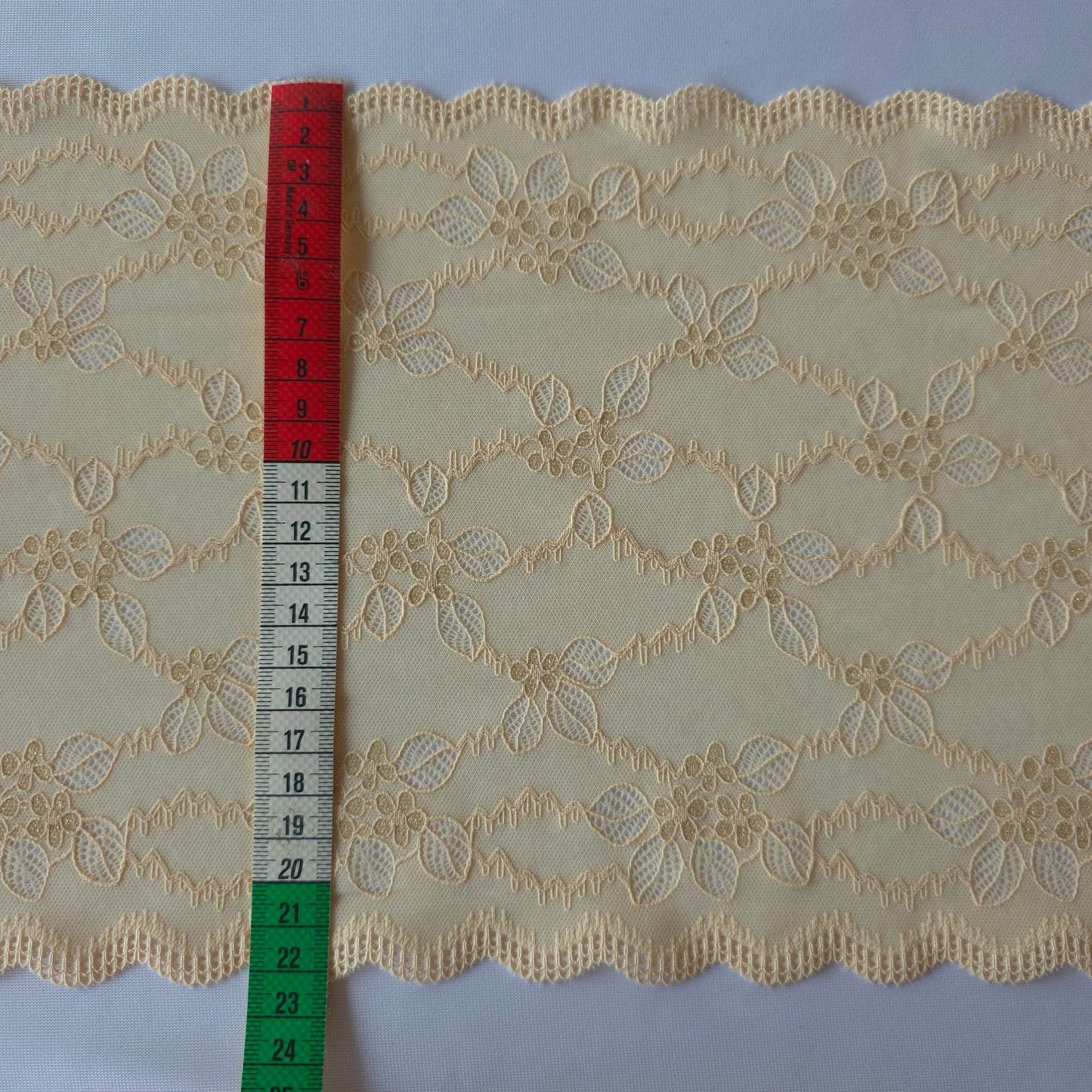 2025-103 super zacht beige stretchkant met kleine bloemetjes in broderie stijl voorzien van goudkleurig lurexdraad