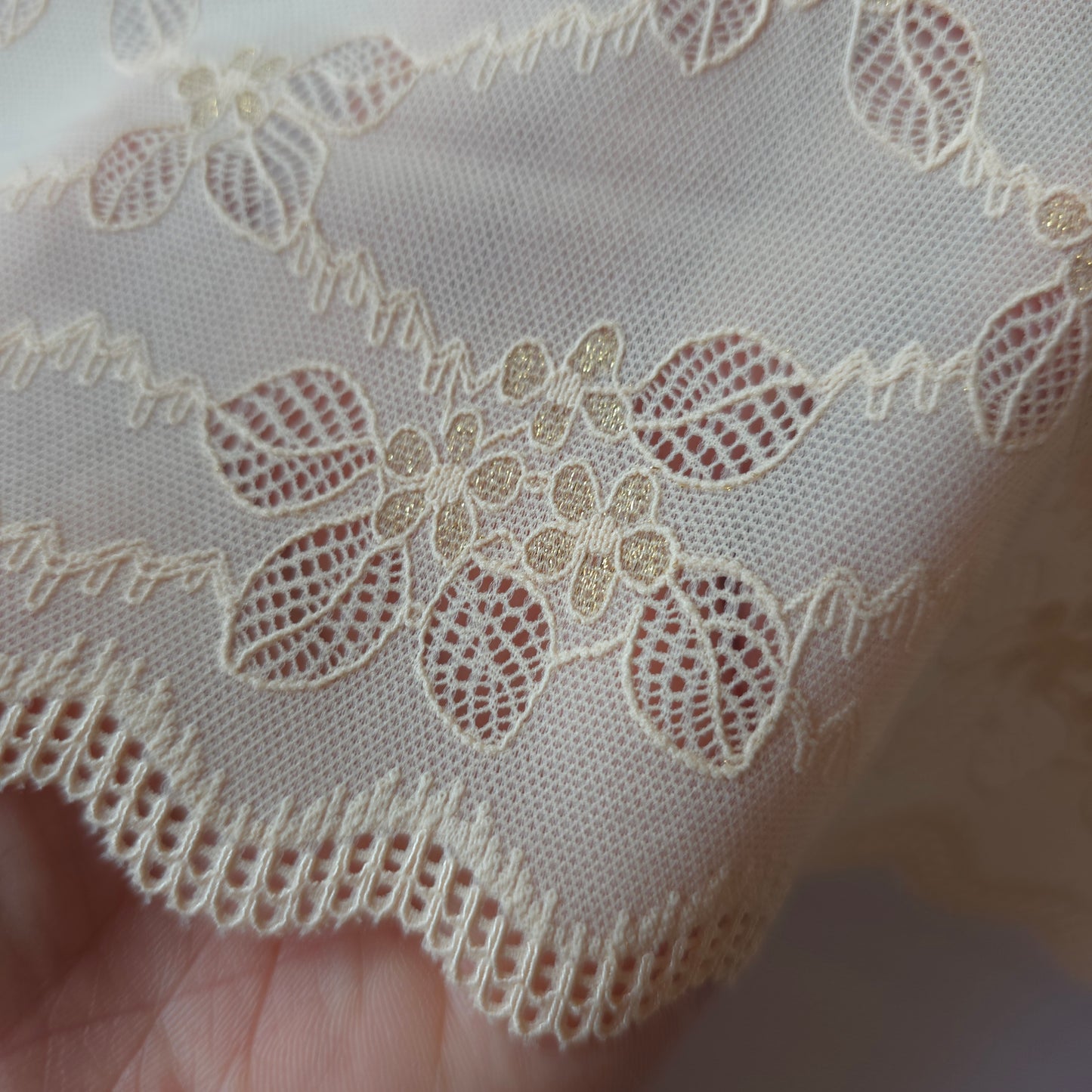 2025-103 super zacht beige stretchkant met kleine bloemetjes in broderie stijl voorzien van goudkleurig lurexdraad