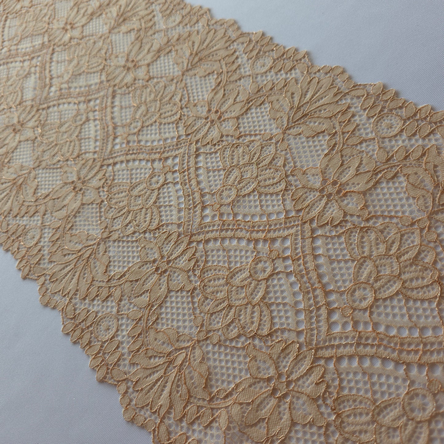 2025-102 dusty pink stretchkant barok design en details in rose gouden lurexdraad