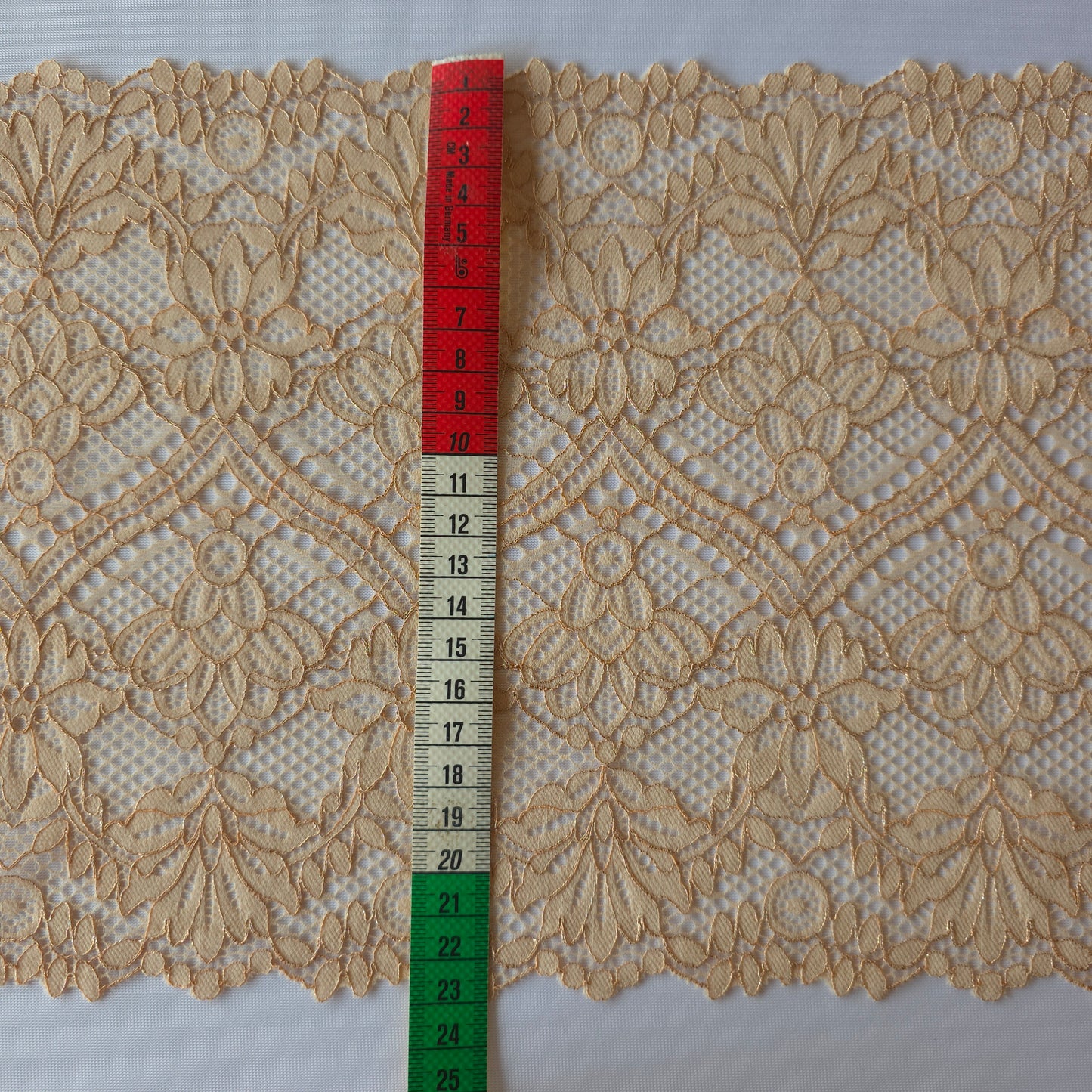 2025-102 dusty pink stretchkant barok design en details in rose gouden lurexdraad