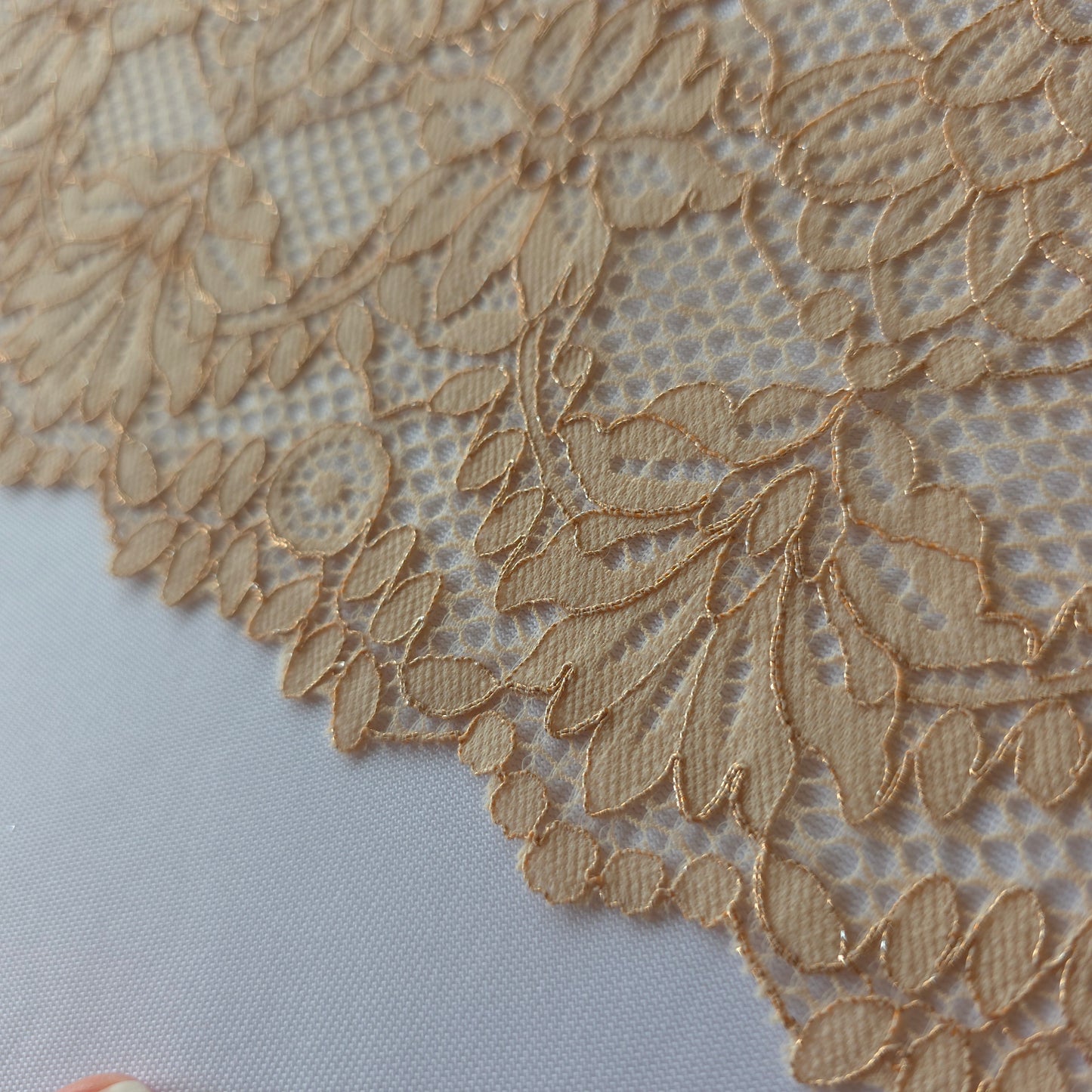 2025-102 dusty pink stretchkant barok design en details in rose gouden lurexdraad