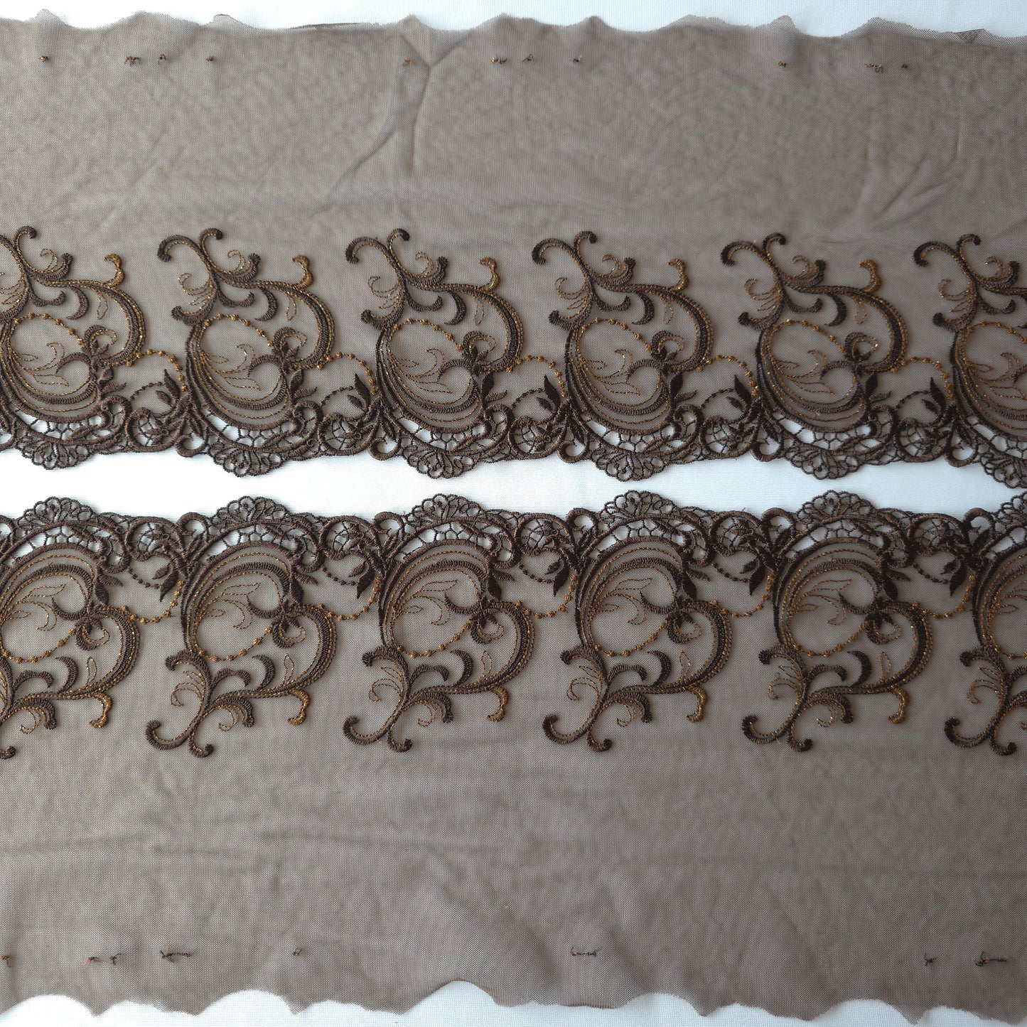 2025-110 chocolade bruin tule kant met guipure rand voorzien van bruin lurexdraad