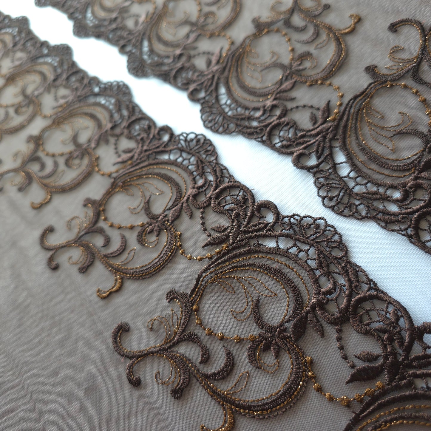 2025-110 chocolade bruin tule kant met guipure rand voorzien van bruin lurexdraad