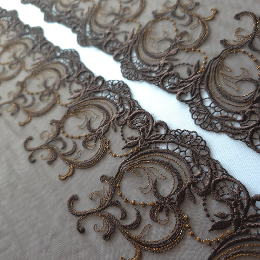 2025-110 chocolade bruin tule kant met guipure rand voorzien van bruin lurexdraad