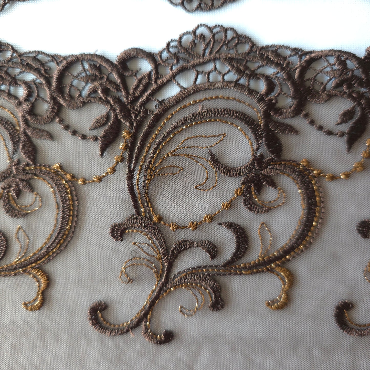 2025-110 chocolade bruin tule kant met guipure rand voorzien van bruin lurexdraad