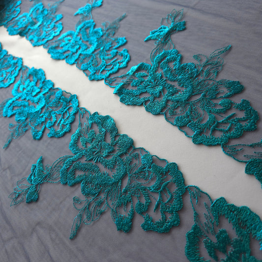 2025-114 donkerblauw tule kan met azuurblauw geborduurde bloemen voorzien van folieprint.