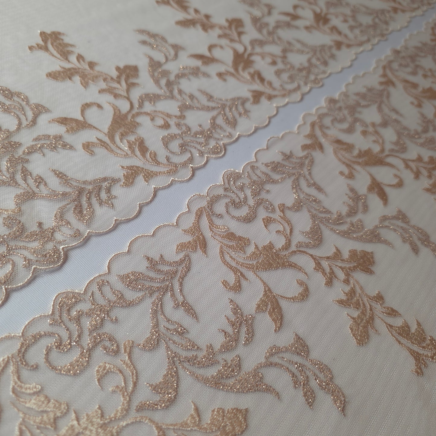 2025-116 dusty peach kleurig tulekant met borduursel in Art Nouveau stijl voorzien van rosegoudkleurig lurexdraad