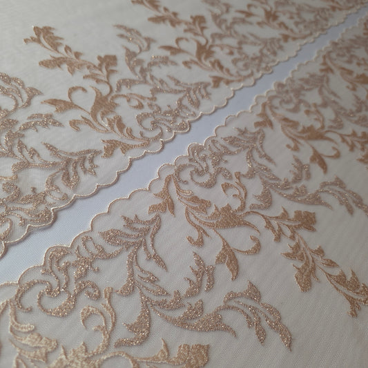 2025-116 dusty peach kleurig tulekant met borduursel in Art Nouveau stijl voorzien van rosegoudkleurig lurexdraad