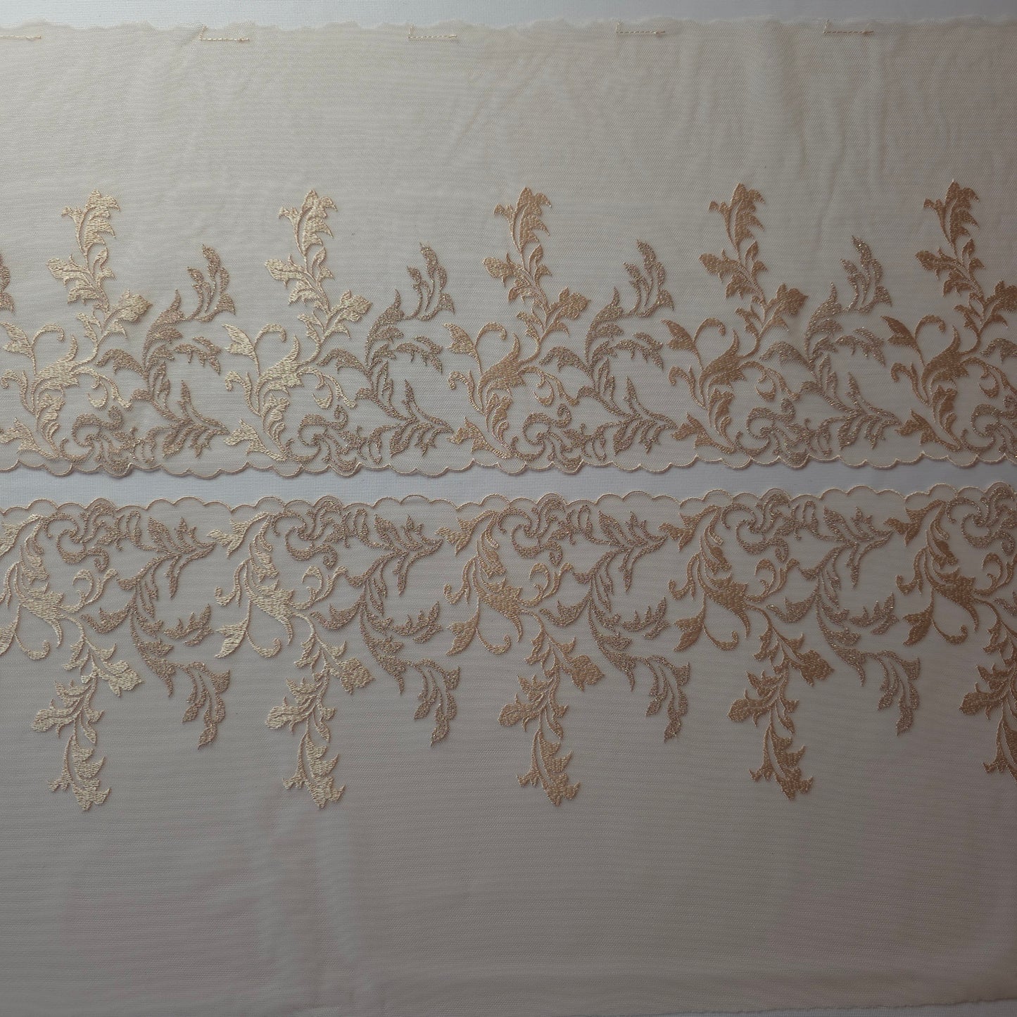 2025-116 dusty peach kleurig tulekant met borduursel in Art Nouveau stijl voorzien van rosegoudkleurig lurexdraad