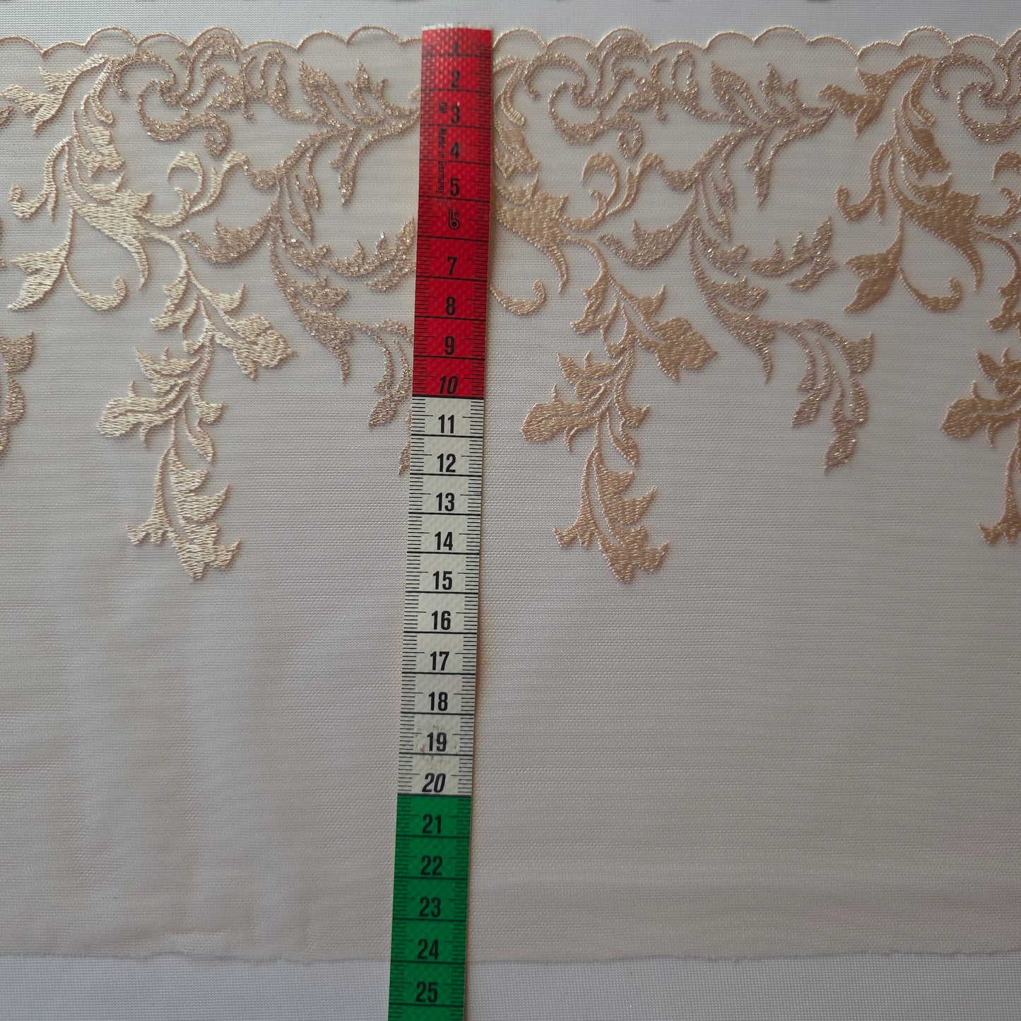 2025-116 dusty peach kleurig tulekant met borduursel in Art Nouveau stijl voorzien van rosegoudkleurig lurexdraad