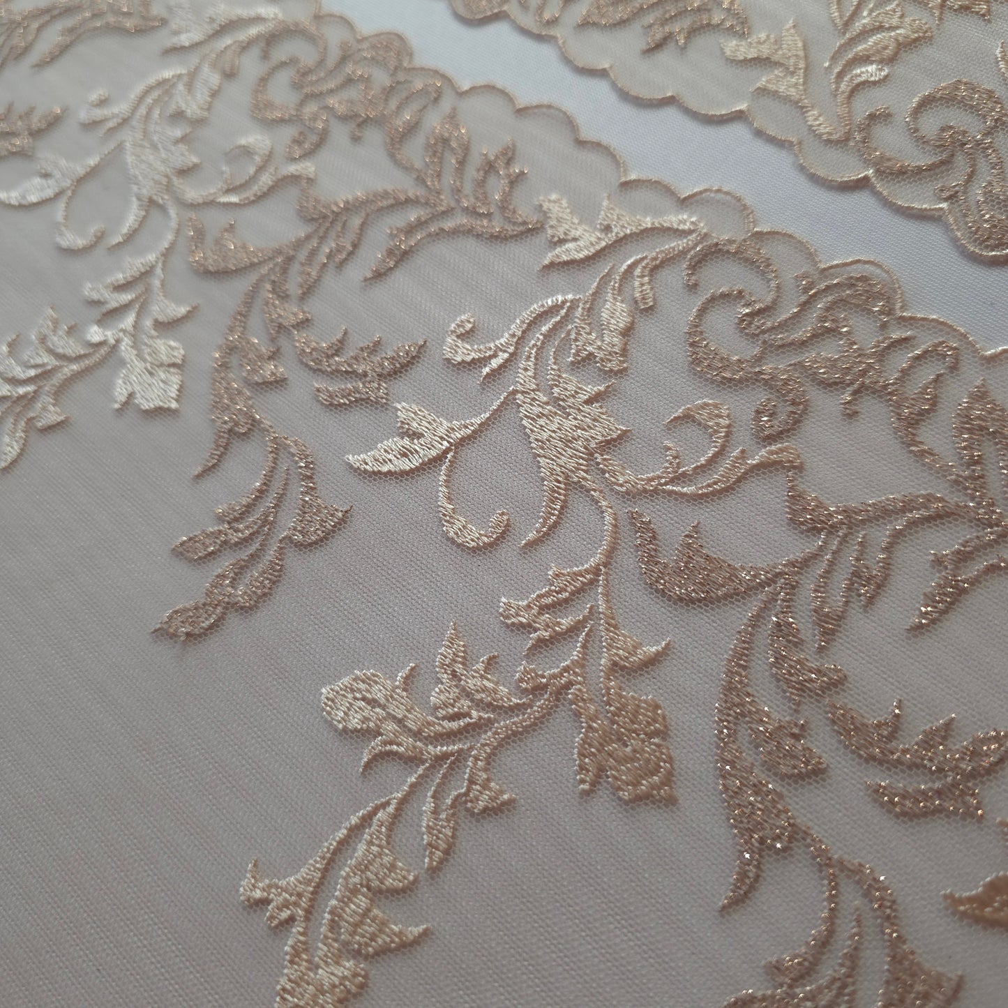2025-116 dusty peach kleurig tulekant met borduursel in Art Nouveau stijl voorzien van rosegoudkleurig lurexdraad