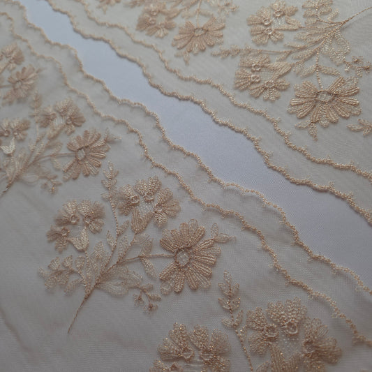 2025-119 beige kleurig tule kant met ton sur ton geborduurde bloemetjes voorzien van rosegoudkleurig lurexdraad
