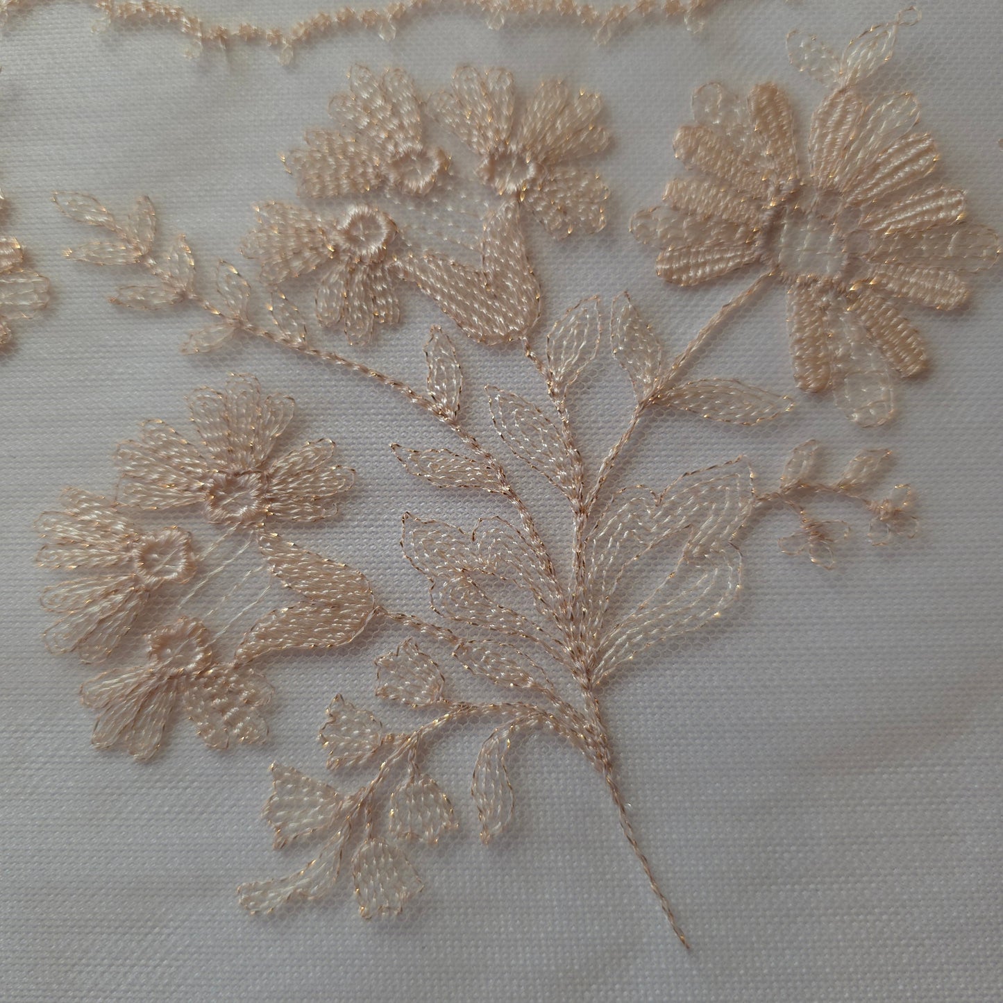 2025-119 beige kleurig tule kant met ton sur ton geborduurde bloemetjes voorzien van rosegoudkleurig lurexdraad