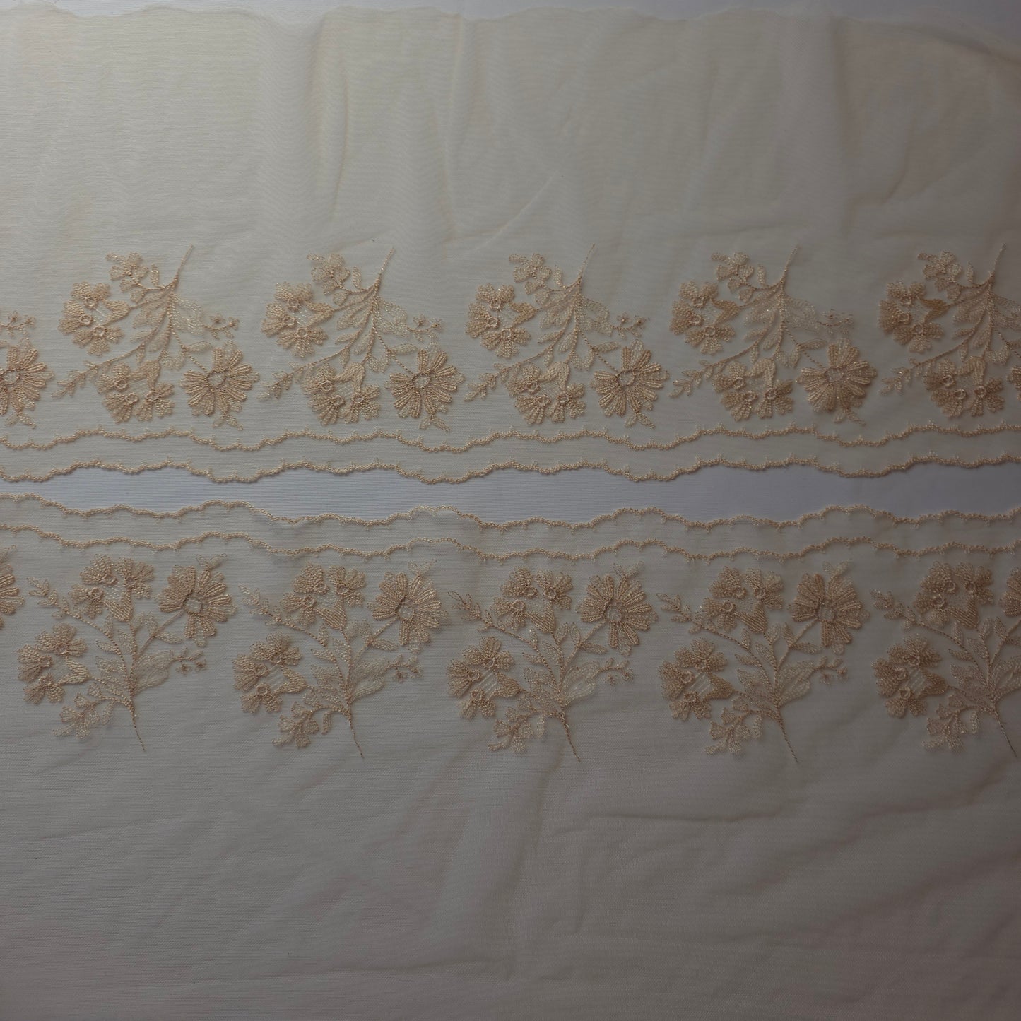 2025-119 beige kleurig tule kant met ton sur ton geborduurde bloemetjes voorzien van rosegoudkleurig lurexdraad