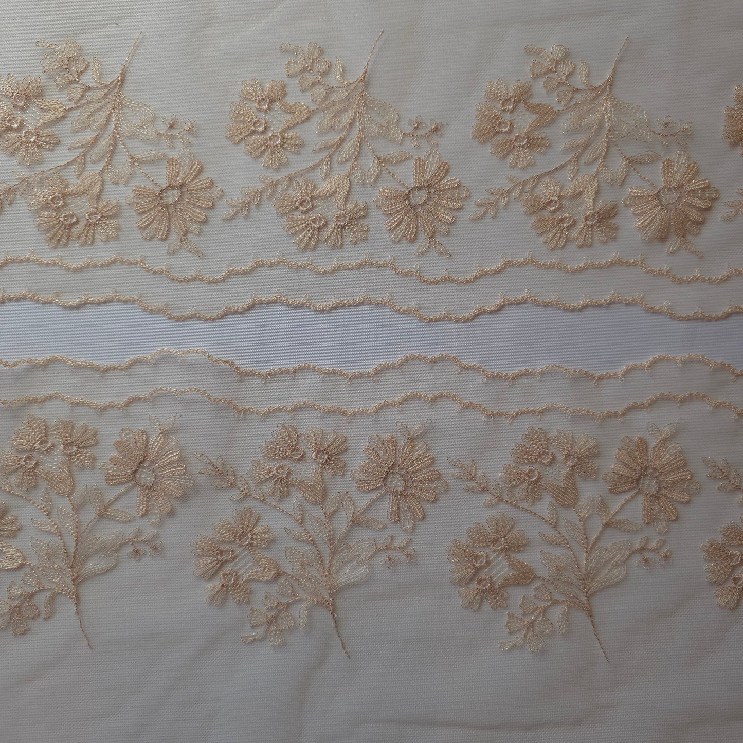 2025-119 beige kleurig tule kant met ton sur ton geborduurde bloemetjes voorzien van rosegoudkleurig lurexdraad