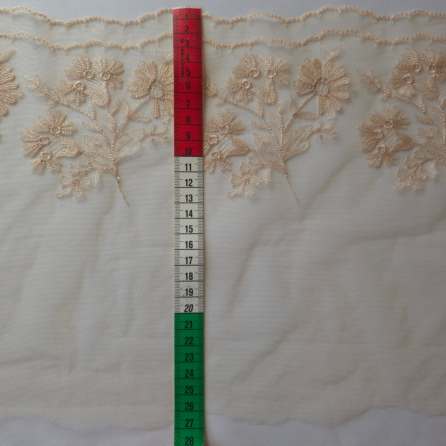 2025-119 beige kleurig tule kant met ton sur ton geborduurde bloemetjes voorzien van rosegoudkleurig lurexdraad