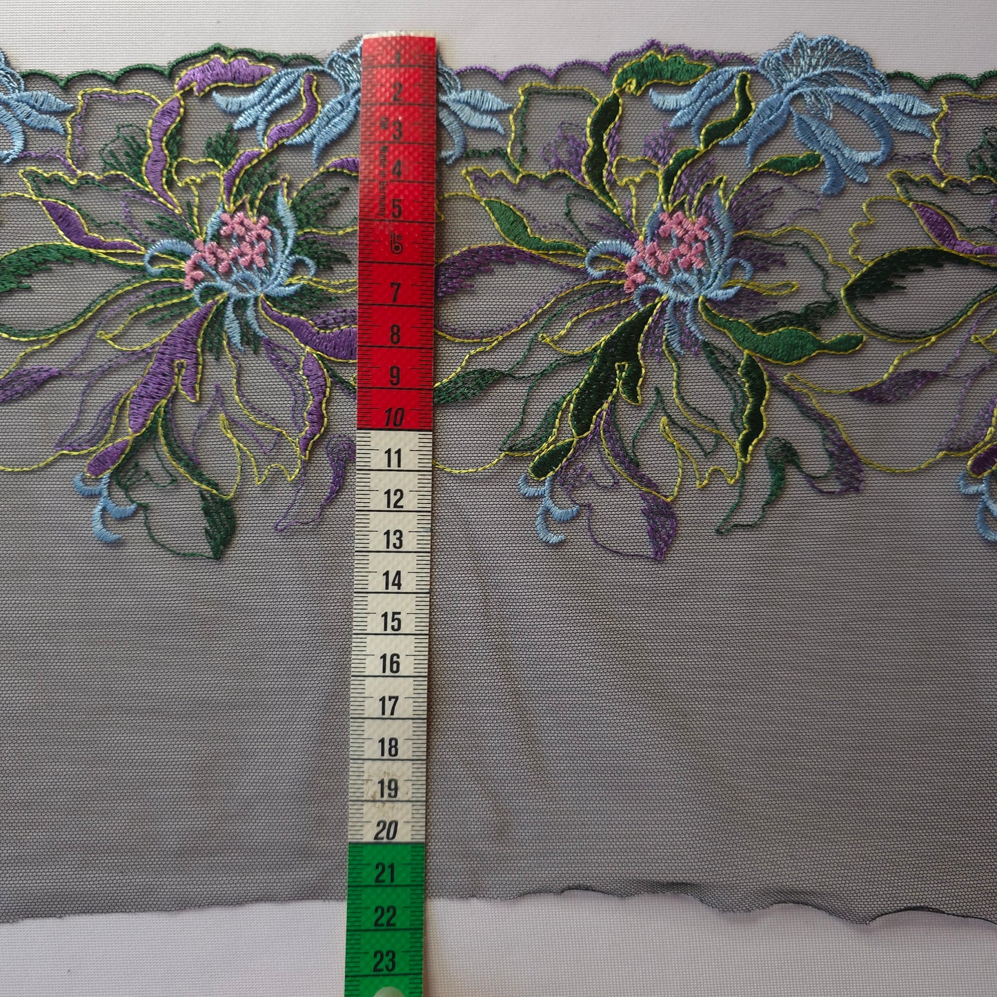 2025-120 zwart tule kant met grote geborduurde bloemen in lichtblauw, paars, lila-roze, groen en chartreuse