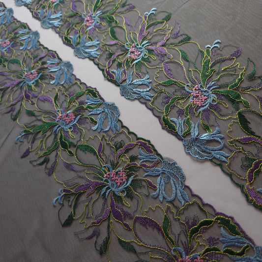 2025-120 zwart tule kant met grote geborduurde bloemen in lichtblauw, paars, lila-roze, groen en chartreuse