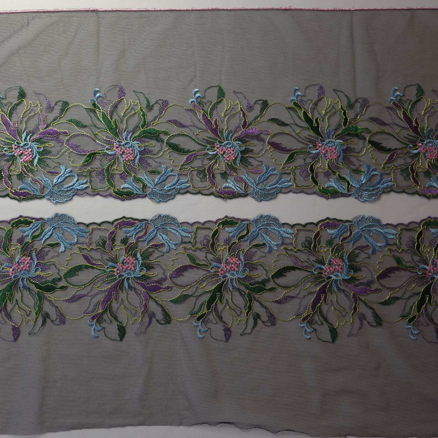 2025-120 zwart tule kant met grote geborduurde bloemen in lichtblauw, paars, lila-roze, groen en chartreuse
